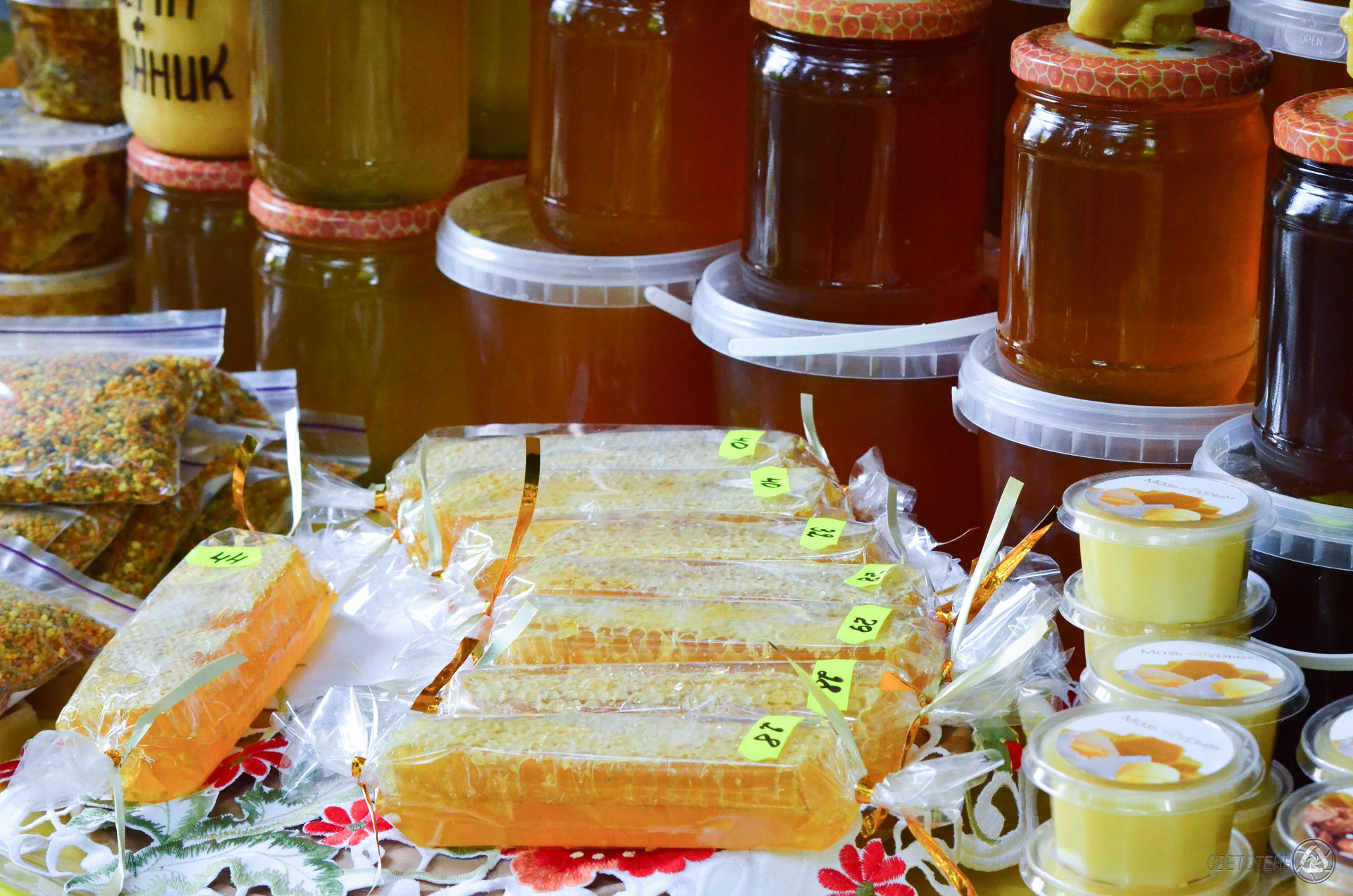 Магазин продуктов пчеловодства. Мед продукция. Продукты пчеловодства. Ассортимент натурального меда. Выставка меда.
